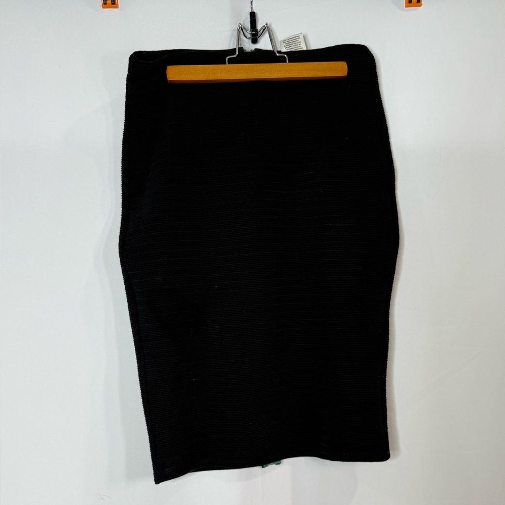 Elegant BarIII Black ribbed pencil Skirt with Green zipper Accent- small - Picture 2 of 4